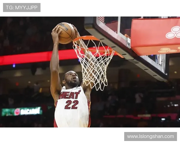 新秀卡尔克布伦纳半场表现抢眼2中2斩获8分3篮板1抢断1盖帽