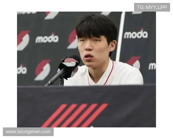 杨瀚森精彩单挑尤班克斯背运转身连招引发观众热烈反响 杨瀚森精彩单挑尤班克斯背运转身连招引发观众热烈反响